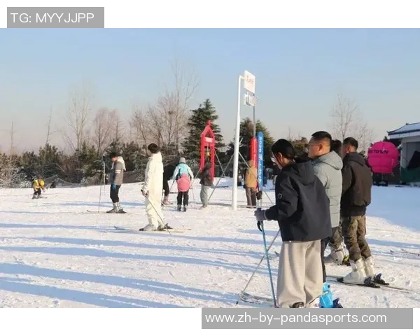 探营莲花山滑雪场：冰雪狂欢正当时 游客乐享冬日韶光